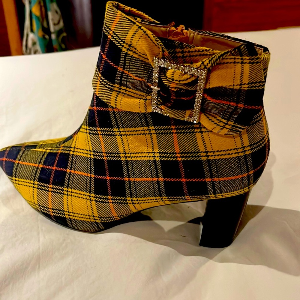 Unknown brand zipper ankle boot with zipper, size 8, black heels